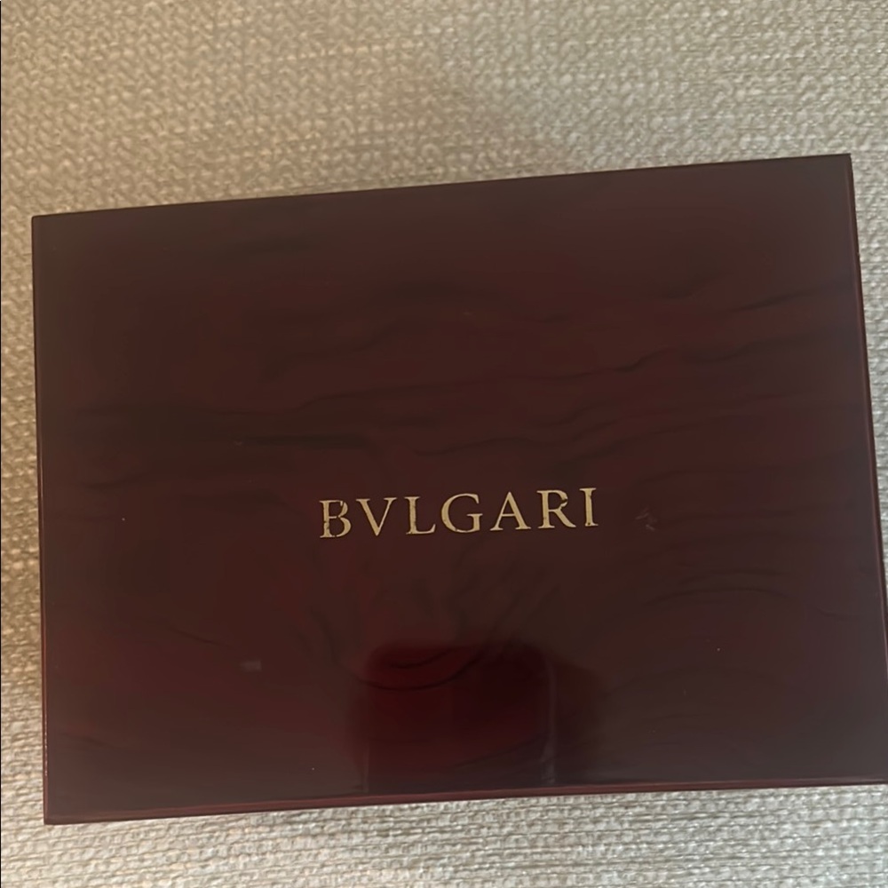 Bvlgari Rich Brown Jewelry Box
Great display and for precious jewelry